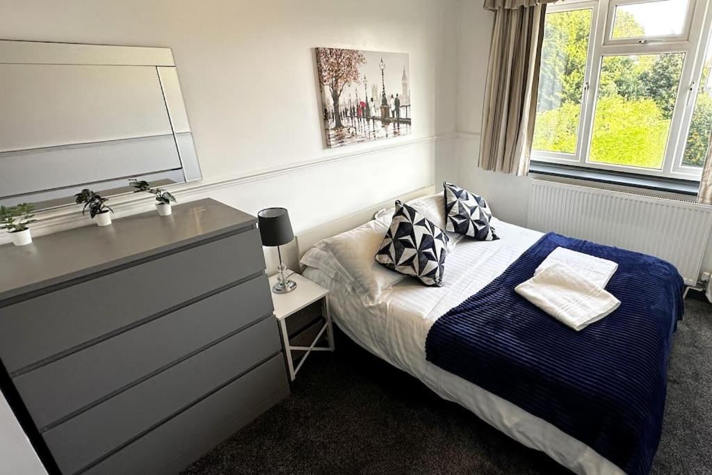 Haven Villa: Spacious 4br Retreat With Hot Tub & Garden Kidlington