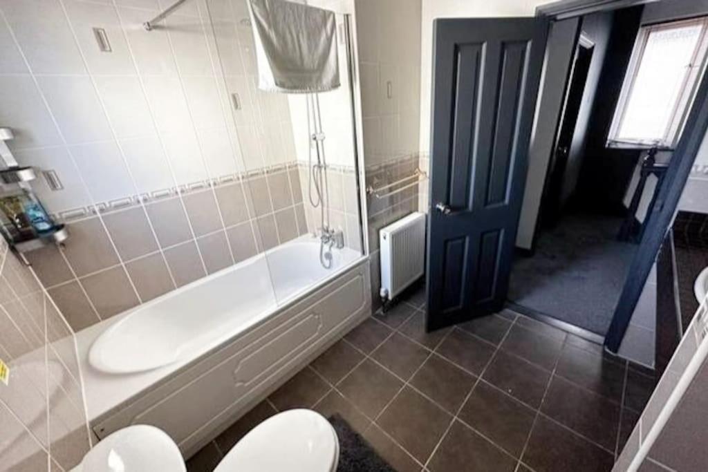 Holiday home Haven Villa: Spacious 4br Retreat With Hot Tub & Garden *