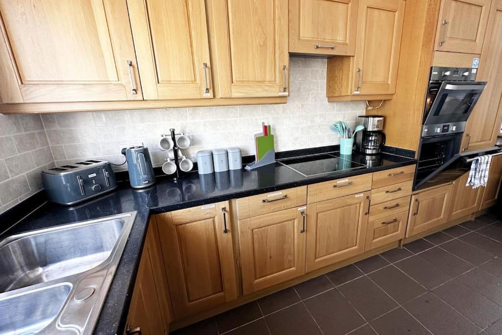 Holiday home Haven Villa: Spacious 4br Retreat With Hot Tub & Garden Kidlington