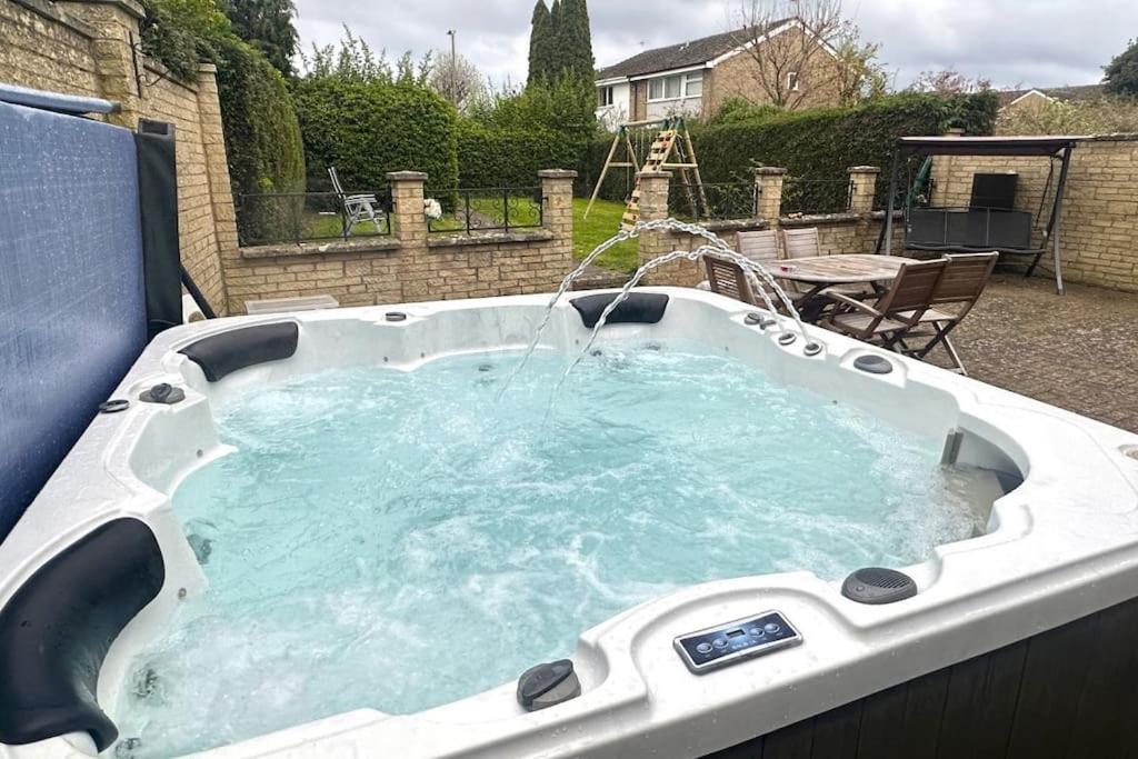 Haven Villa: Spacious 4br Retreat With Hot Tub & Garden Holiday home *